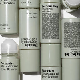 Nécessaire open cap revealing gel texture for smooth application