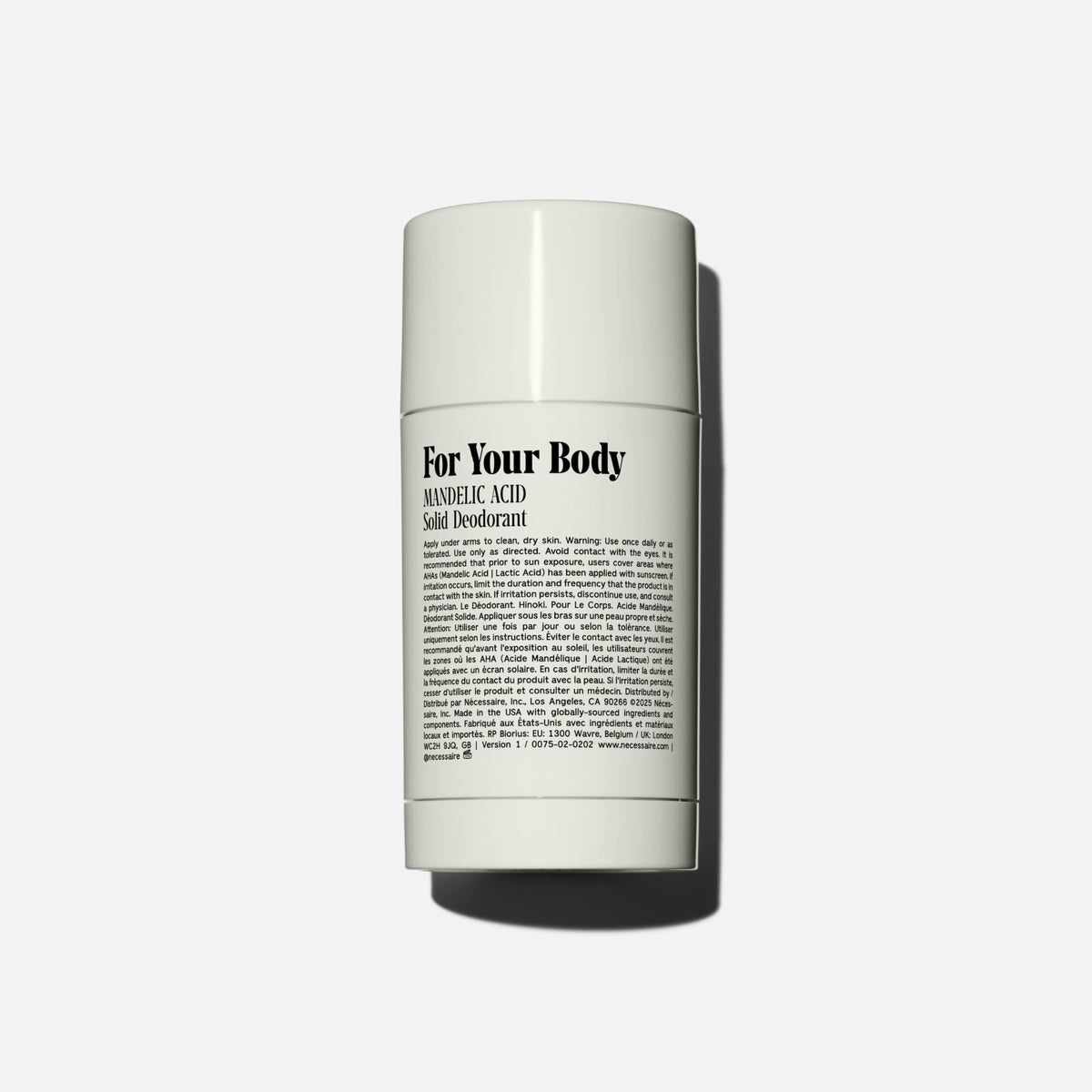 Nécessaire deodorant open cap with applicator demonstrating easy daily use