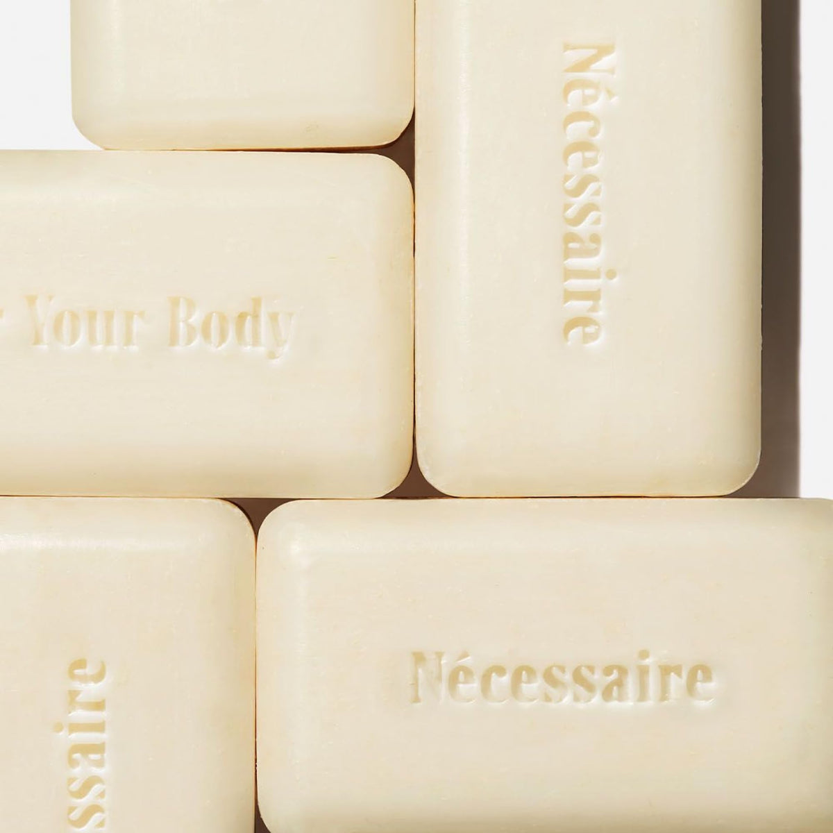 Nécessaire ingredients display with cacay marula meadowfoam oils for hydration