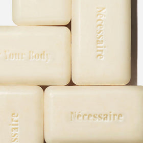 Nécessaire ingredients display with cacay marula meadowfoam oils for hydration