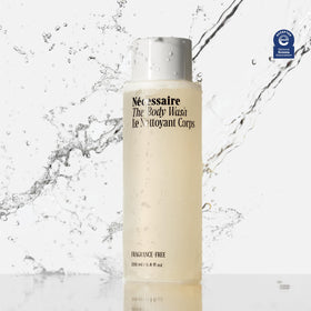 Nécessaire pump dispensing gel texture to show gentle, non-stripping consistency