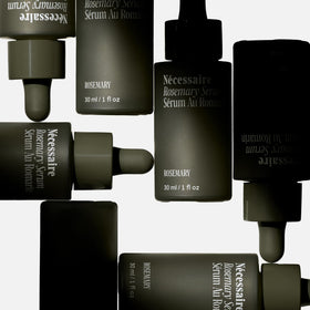 Nécessaire dropper dispensing clear serum highlighting precise application and no residue