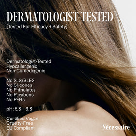 Nécessaire in-shower use illustrating scalp-focused application benefit