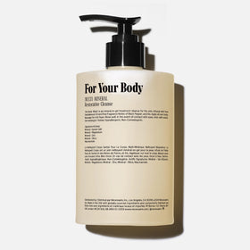 Nécessaire pump and label close-up highlighting clear branding and usage ease