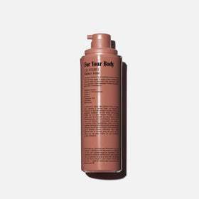 Nécessaire pump and label close-up highlighting dosage and brand clarity