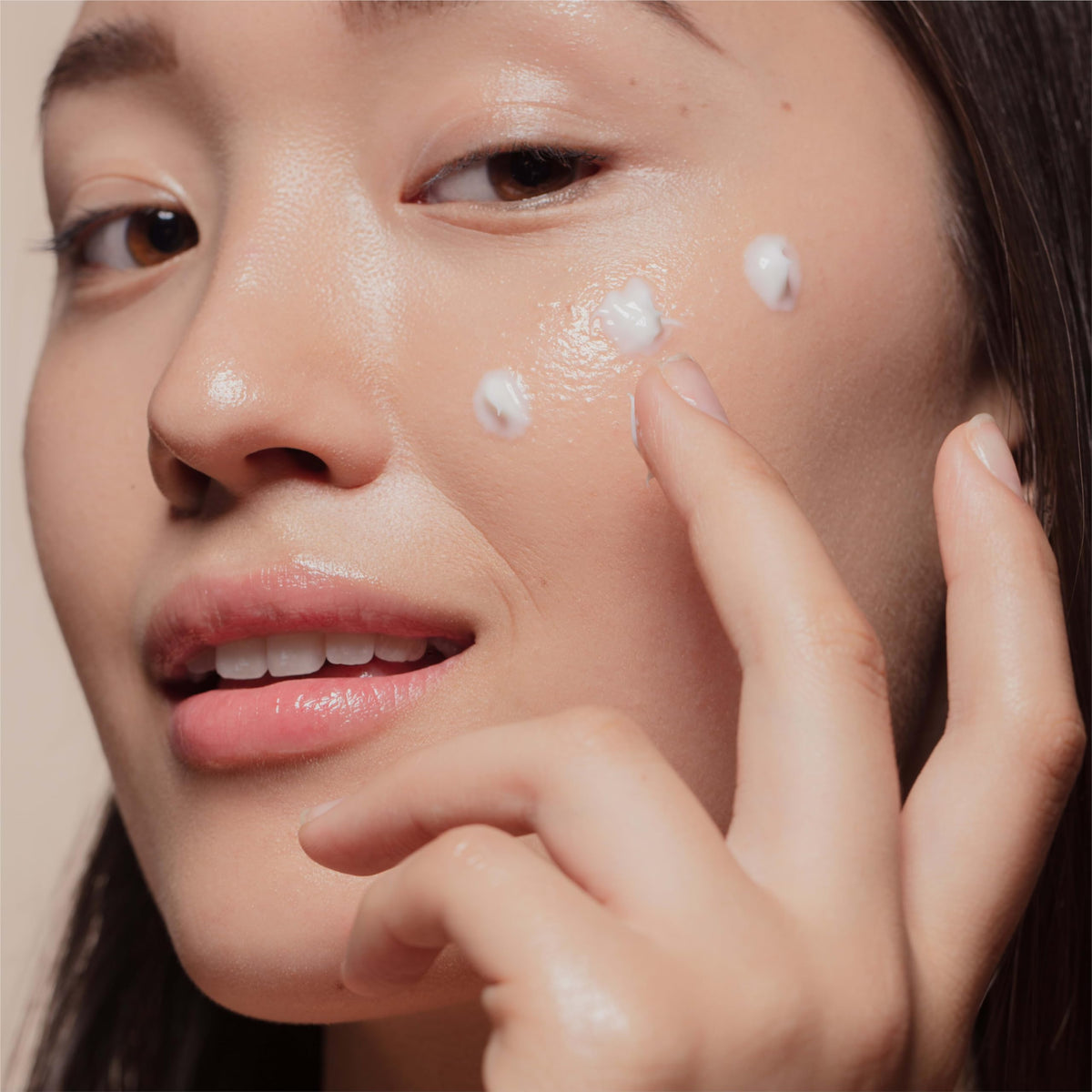 Neutrogena application on hand demonstrating lightweight hydration benefit