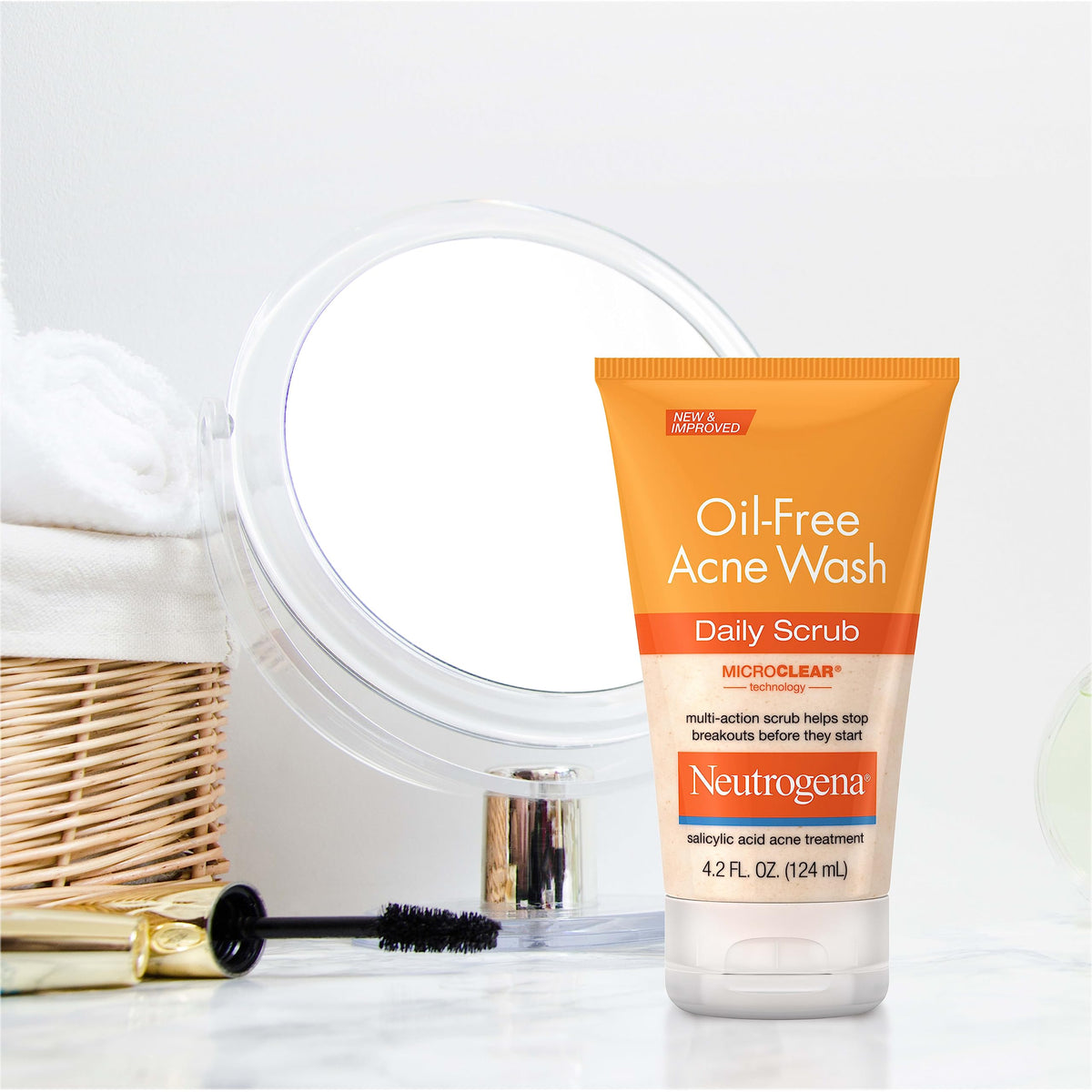Neutrogena applying scrub to face demonstrating cleansing benefit