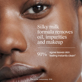 Neutrogena in-hand use demonstrating soft cleanse and comfortable application