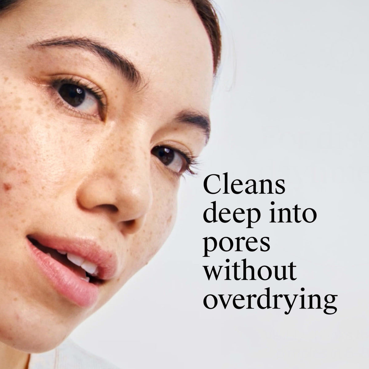 neutrogena pad in hand wiping cheek demonstrating quick application