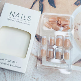 NEWSPIED layout of 24 nails in assorted sizes, ensures correct fit for most natural nails