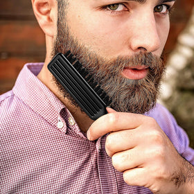 NICEMOVIC brush held in hand demonstrating compact size for travel convenience