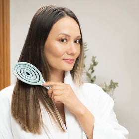 Ninabella brushing straight hair demonstrating smooth detangling and split-end prevention