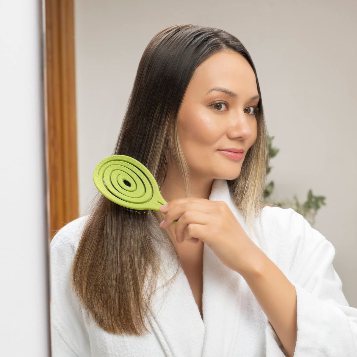 Ninabella ergonomic handle detail showing comfortable grip for longer brushing sessions