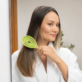 Ninabella ergonomic handle detail showing comfortable grip for longer brushing sessions