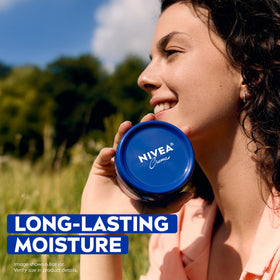 Applying NIVEA Creme to hands for fast-absorbing daily moisture