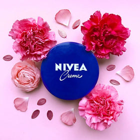 Applying NIVEA Creme to hands showing quick softening and protective effect