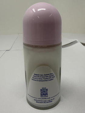 NIVEA Pearl & Beauty on bathroom counter illustrating daily routine freshness