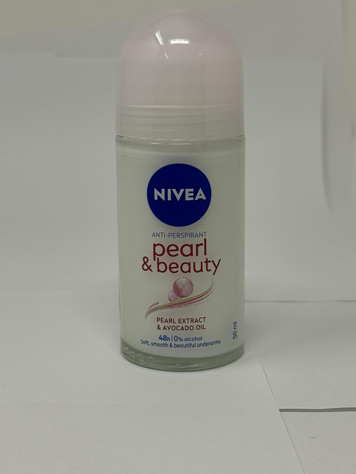 NIVEA Pearl & Beauty roll-on texture close-up highlighting gentle smooth application