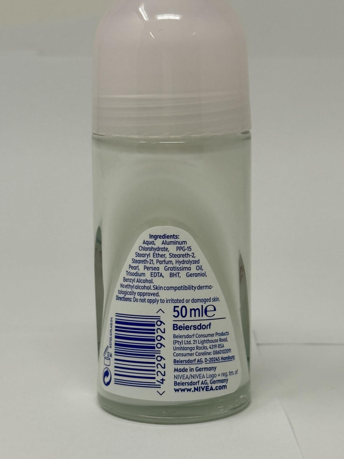 NIVEA Pearl & Beauty in a handbag demonstrating convenient travel freshness
