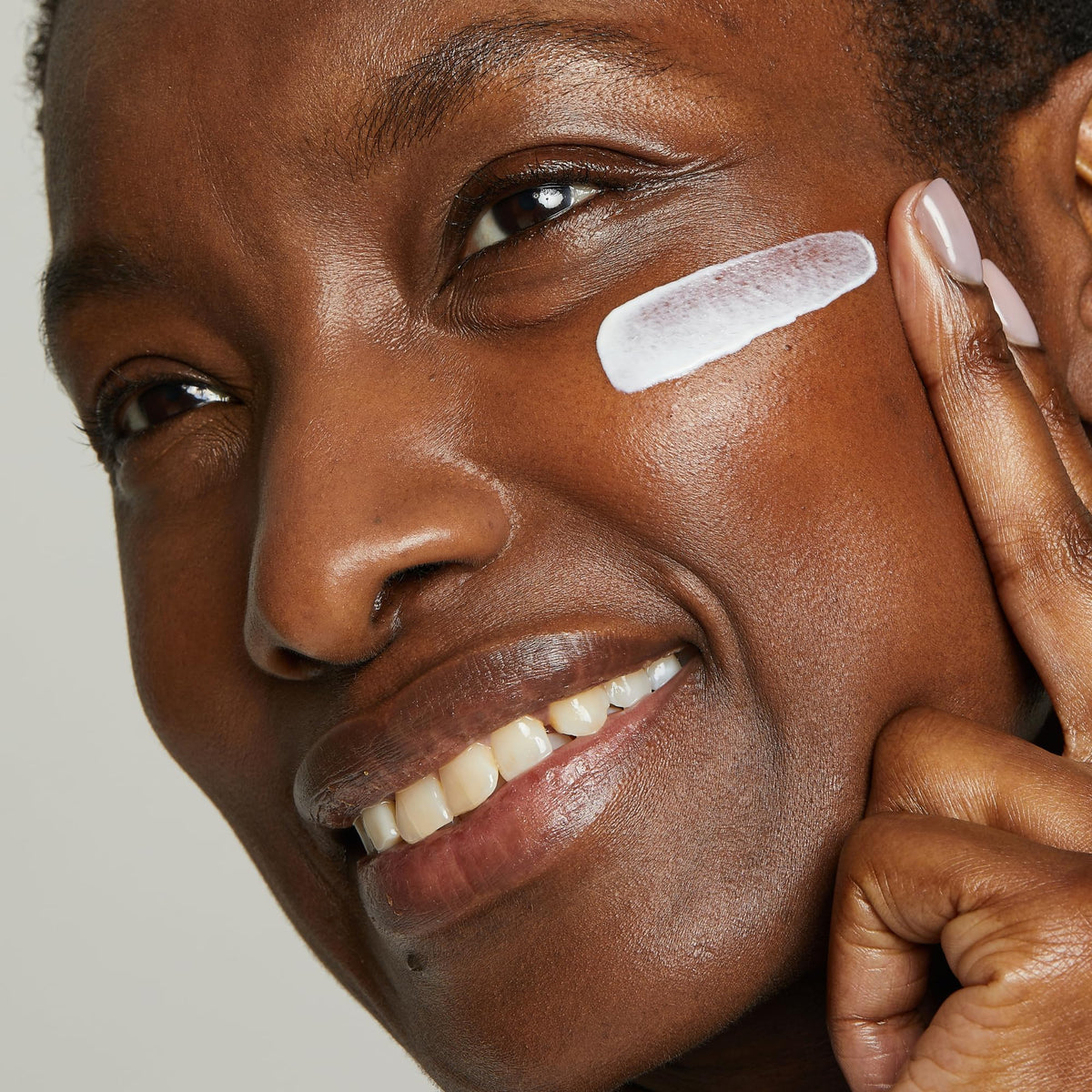 No7 cap and dispenser detail highlighting mess-free, easy application benefit
