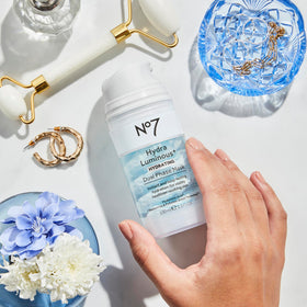 No7 bottle next to a hand for scale, clarifies 3.5 fl oz product size