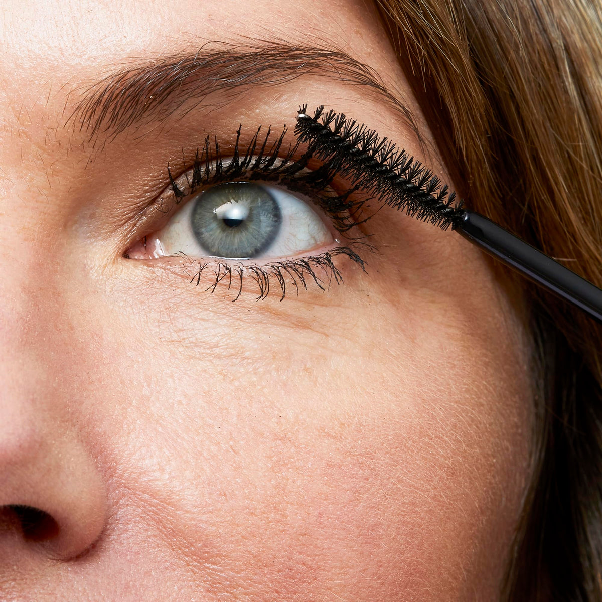 No7 mascara on model lashes before and after demonstrating lift curl and volume benefit