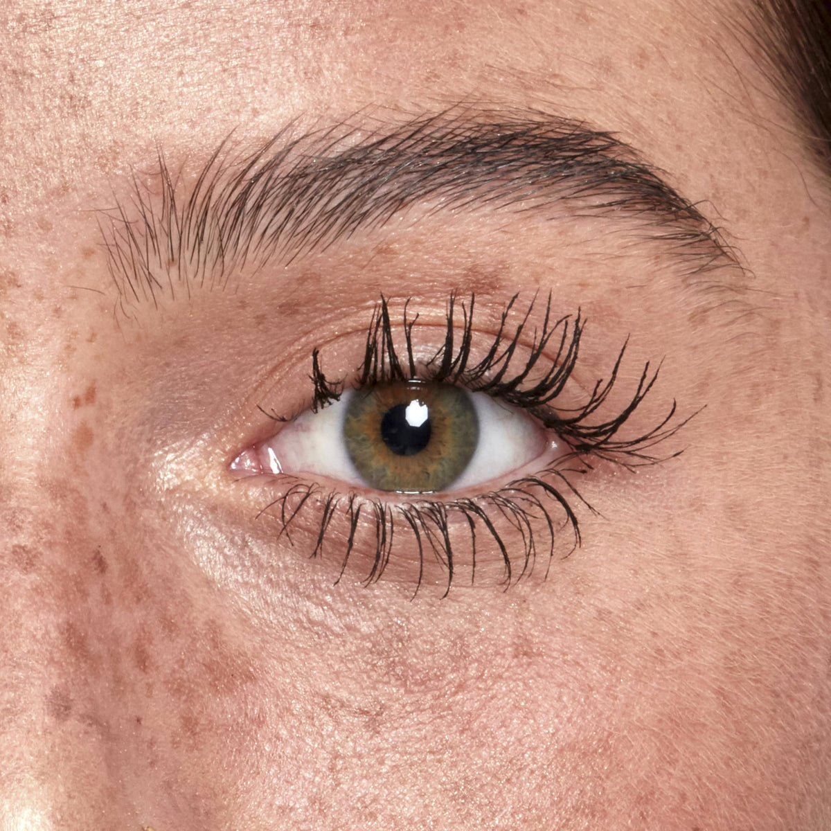 NYX PROFESSIONAL MAKEUP application on lashes showing visible lift and separated lashes