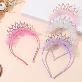 OAOLEER lifestyle image of child at birthday wearing crown, adding festive charm