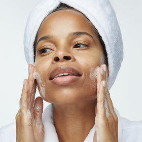 Obagi Medical gel beside oat and aloe, highlighting soothing ingredient benefits