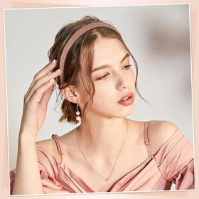 obeoby headband on model outdoors demonstrating secure hold on thicker hair