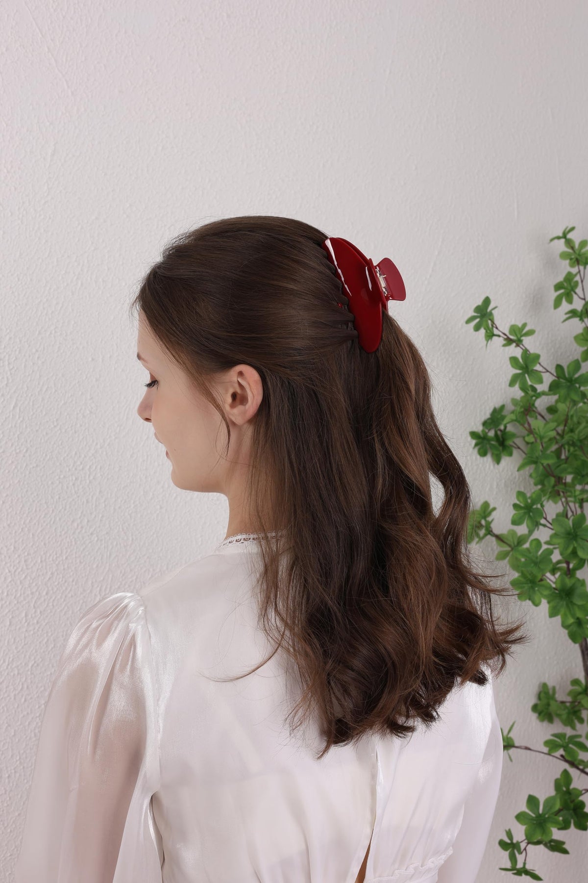 OideGuiing clip used in half-up hairstyle for comfortable hold