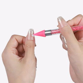 OIFEN close-up of replaceable wax tips demonstrating grip and cleanliness benefit