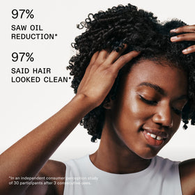 Olaplex Nº.4D spray in action refreshing roots for lightweight volume
