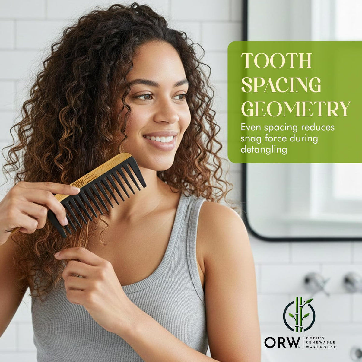 ORÉN'S comb held in hand to show compact size and comfortable balance