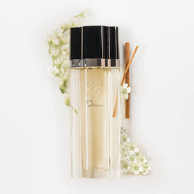 Oscar de la Renta light golden liquid close-up showing color and purity