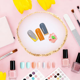 Pengxiaomei palette in use mixing nail polish demonstrating precise color blending