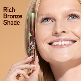 Physicians Formula round-bristle wand close-up coating lashes for even volume