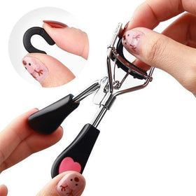 Pinkiou curler on model lashes lifting and defining natural lashes
