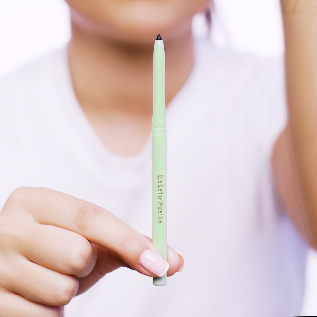 Pixi applied along upper lash line illustrating subtle lash-defining benefit