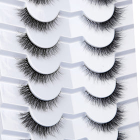 Pooplunch lashes applied on eye demonstrating cat-eye lift