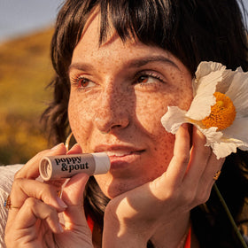 Poppy & Pout close-up label highlighting natural ingredients and clean formulation benefit