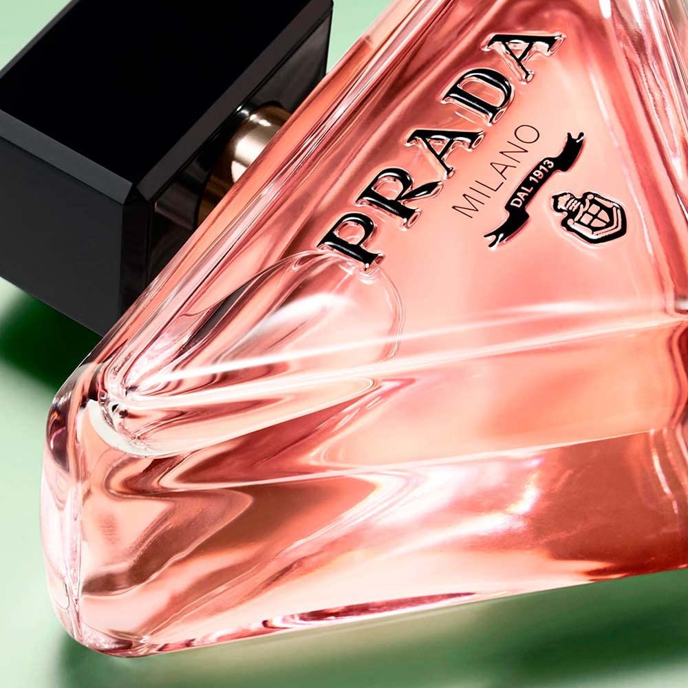 Prada Paradoxe scale with hand demonstrating 3.0 oz size and travel-friendly convenience
