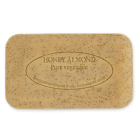 Pré de Provence creamy lather in hand demonstrating moisturizing foam