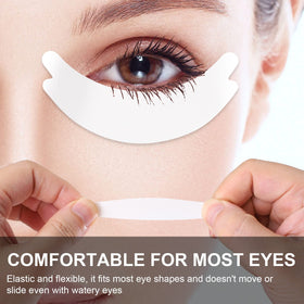 Pretty memory pad applied on client eye isolating lower lashes