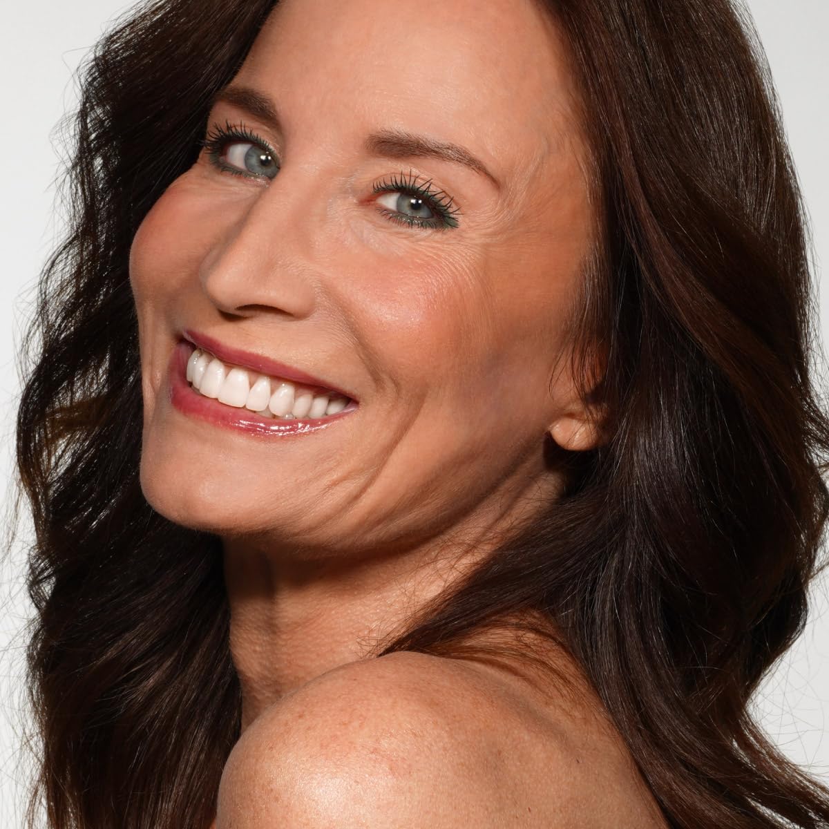 PRIME PROMETICS PrimeEyes applied on a mature eye demonstrating smooth line