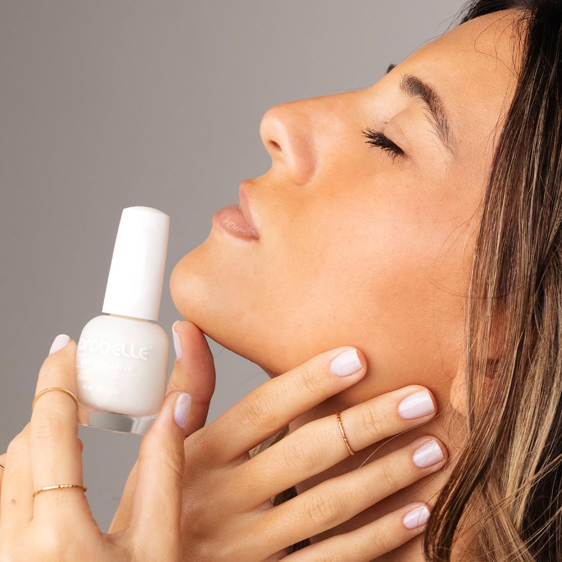 Probelle close-up pearlescent shimmer that brightens yellowing nails
