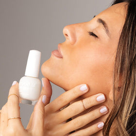 Probelle close-up pearlescent shimmer that brightens yellowing nails