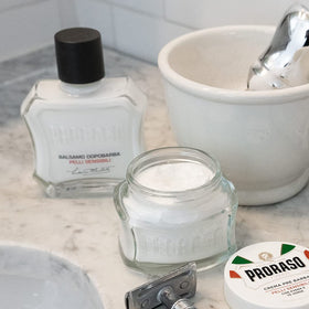 Proraso oatmeal and green tea ingredient close-up highlighting soothing benefits