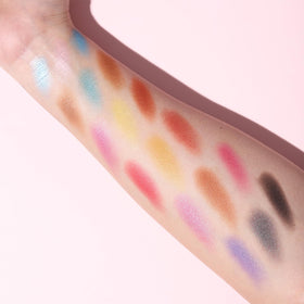 QiBest built-in mirror with dual-ended brushes for quick touch-ups and precise application