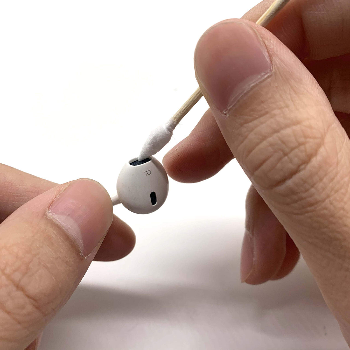 Quanzhou Chenchenchen swab in use for eyeliner correction demonstrating accuracy